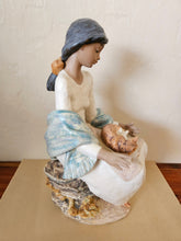 Load image into Gallery viewer, Lladro Daisa Women Girl with Resting Cat 1994