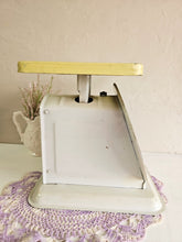 Load image into Gallery viewer, American Family Kitchen Scale Yellow 25 lbs Working Condition 42504