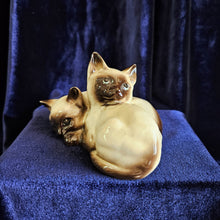 Load image into Gallery viewer, Beswick Siamese Cat Pair Laying Down 42503