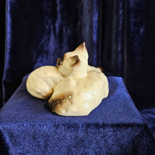 Load image into Gallery viewer, Beswick Siamese Cat Pair Laying Down 42503