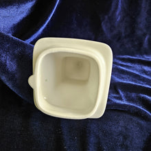 Load image into Gallery viewer, Sadler “17th Century Cottage" Teapot #001