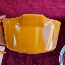 Load image into Gallery viewer, Pyrex Butterfly Gold Casserole Lidded Dish 2.5 L 42506