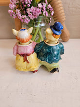 Load image into Gallery viewer, Pig Bobble Salt & Pepper Shakers 25 03
