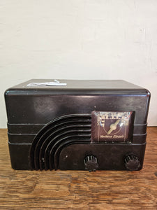 003 Baby Champ Bakelite Radio (works)