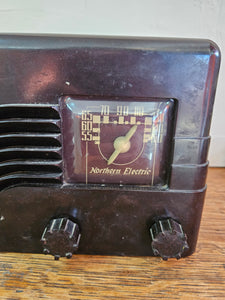 003 Baby Champ Bakelite Radio (works)