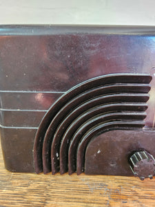 003 Baby Champ Bakelite Radio (works)