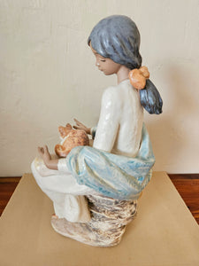 Lladro Daisa Women Girl with Resting Cat 1994
