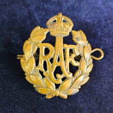 Load image into Gallery viewer, WWII RAF British Military Cap Badge 42507

