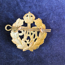 Load image into Gallery viewer, WWII RAF British Military Cap Badge 42507
