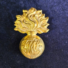Load image into Gallery viewer, WWII Les Fusiliers Mont-Royal Canadian Reserves Cap Badge 42507
