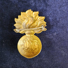 Load image into Gallery viewer, WWII Les Fusiliers Mont-Royal Canadian Reserves Cap Badge 42507

