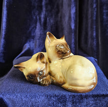 Load image into Gallery viewer, Beswick Siamese Cat Pair Laying Down 42503
