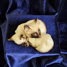 Load image into Gallery viewer, Beswick Siamese Cat Pair Laying Down 42503
