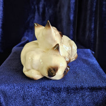Load image into Gallery viewer, Beswick Siamese Cat Pair Laying Down 42503
