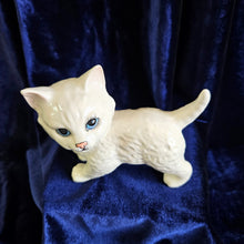 Load image into Gallery viewer, Beswick White Persian Kitten 25 08
