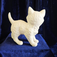 Load image into Gallery viewer, Beswick White Persian Kitten 25 08
