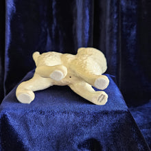 Load image into Gallery viewer, Beswick White Persian Kitten 25 08
