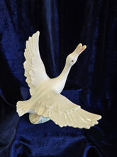 Load image into Gallery viewer, Lladro Goose #42507
