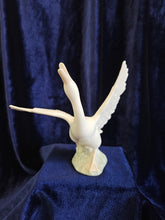 Load image into Gallery viewer, Lladro Goose #42507

