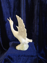 Load image into Gallery viewer, Lladro Goose #42507
