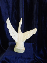 Load image into Gallery viewer, Lladro Goose #42507
