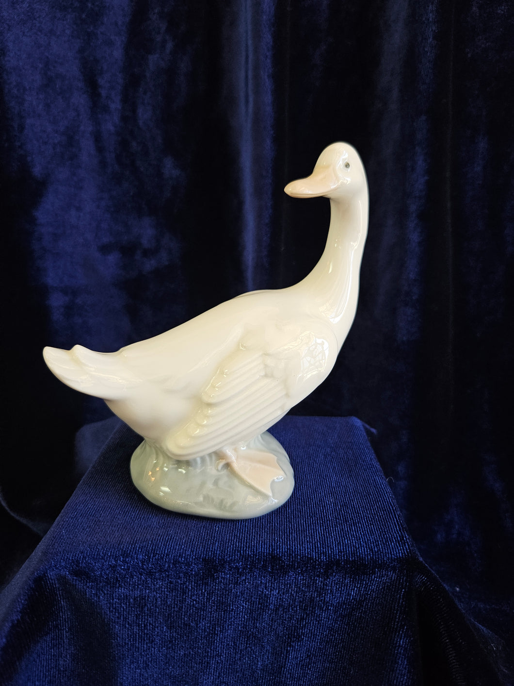 Nao Goose– Head Turned Back 42507
