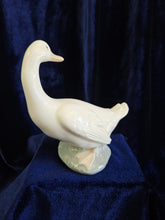 Load image into Gallery viewer, Nao Goose– Head Turned Back 42507
