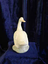 Load image into Gallery viewer, Nao Goose– Head Turned Back 42507
