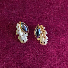 Load image into Gallery viewer, Vintage Clip On Earrings - Gold coloured leaves with black stones 42505001
