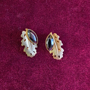 Vintage Clip On Earrings - Gold coloured leaves with black stones 42505001