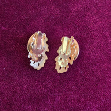 Load image into Gallery viewer, Vintage Clip On Earrings - Gold coloured leaves with black stones 42505001
