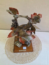 Load image into Gallery viewer, G. Armani Robin on Grape Vine 42210001

