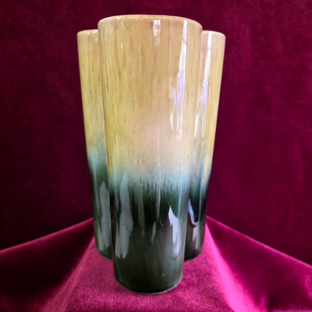 Hull Pottery Clover Shaped Vase 42510022