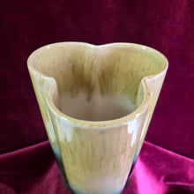 Load image into Gallery viewer, Hull Pottery Clover Shaped Vase 42510022
