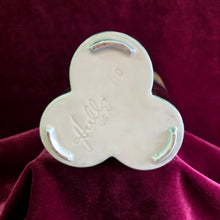 Load image into Gallery viewer, Hull Pottery Clover Shaped Vase 42510022
