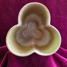 Load image into Gallery viewer, Hull Pottery Clover Shaped Vase 42510022
