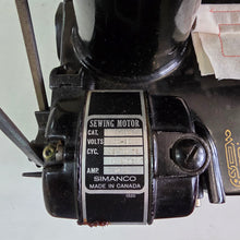 Load image into Gallery viewer, Singer Featherweight Model 221 033
