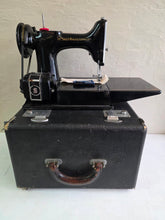 Load image into Gallery viewer, Singer Featherweight Model 221 033
