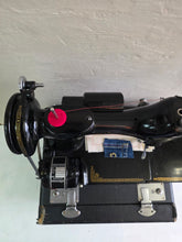 Load image into Gallery viewer, Singer Featherweight Model 221 033
