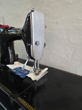 Load image into Gallery viewer, Singer Featherweight Model 221 033
