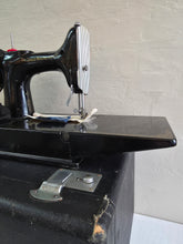 Load image into Gallery viewer, Singer Featherweight Model 221 033
