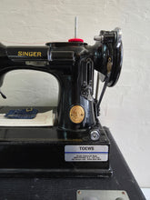 Load image into Gallery viewer, Singer Featherweight Model 221 033
