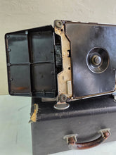 Load image into Gallery viewer, Singer Featherweight Model 221 033
