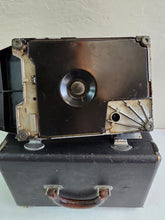 Load image into Gallery viewer, Singer Featherweight Model 221 033
