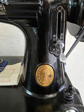 Load image into Gallery viewer, Singer Featherweight Model 221 033
