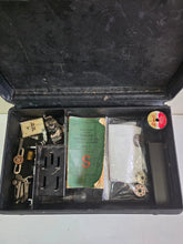 Load image into Gallery viewer, Singer Featherweight Model 221 033
