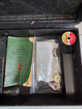 Load image into Gallery viewer, Singer Featherweight Model 221 033
