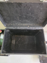 Load image into Gallery viewer, Singer Featherweight Model 221 033
