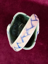 Load image into Gallery viewer, Hull Pottery T2 Blossom Flite Pattern Basket 032
