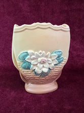 Load image into Gallery viewer, Hull Water Lily Vase 032
